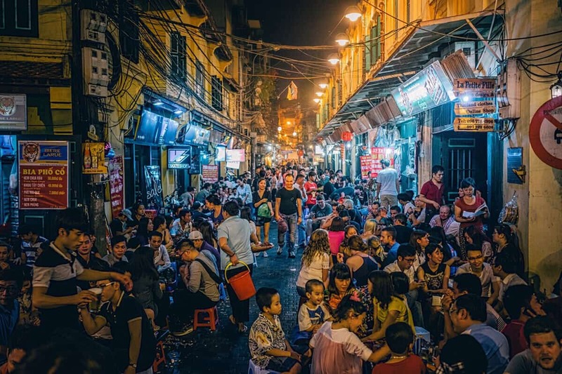 drinking beer on ta hien street