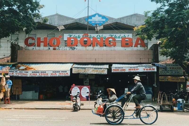 enjoy hue cuisine at dong ba market