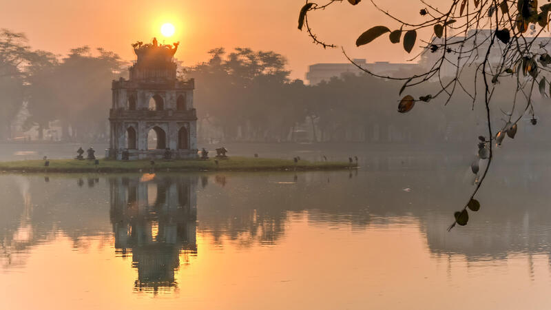 enjoy the morning mist in hoan kiem lake early in the morning