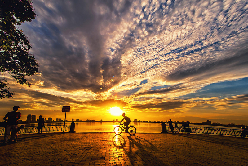 watch the sunset at west lake