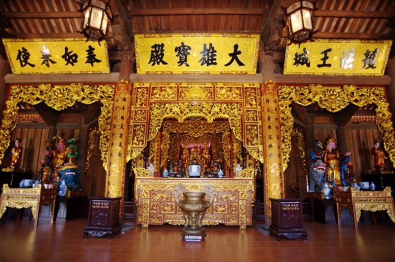 praying at dai hung temple thien mu pagoda travel tips